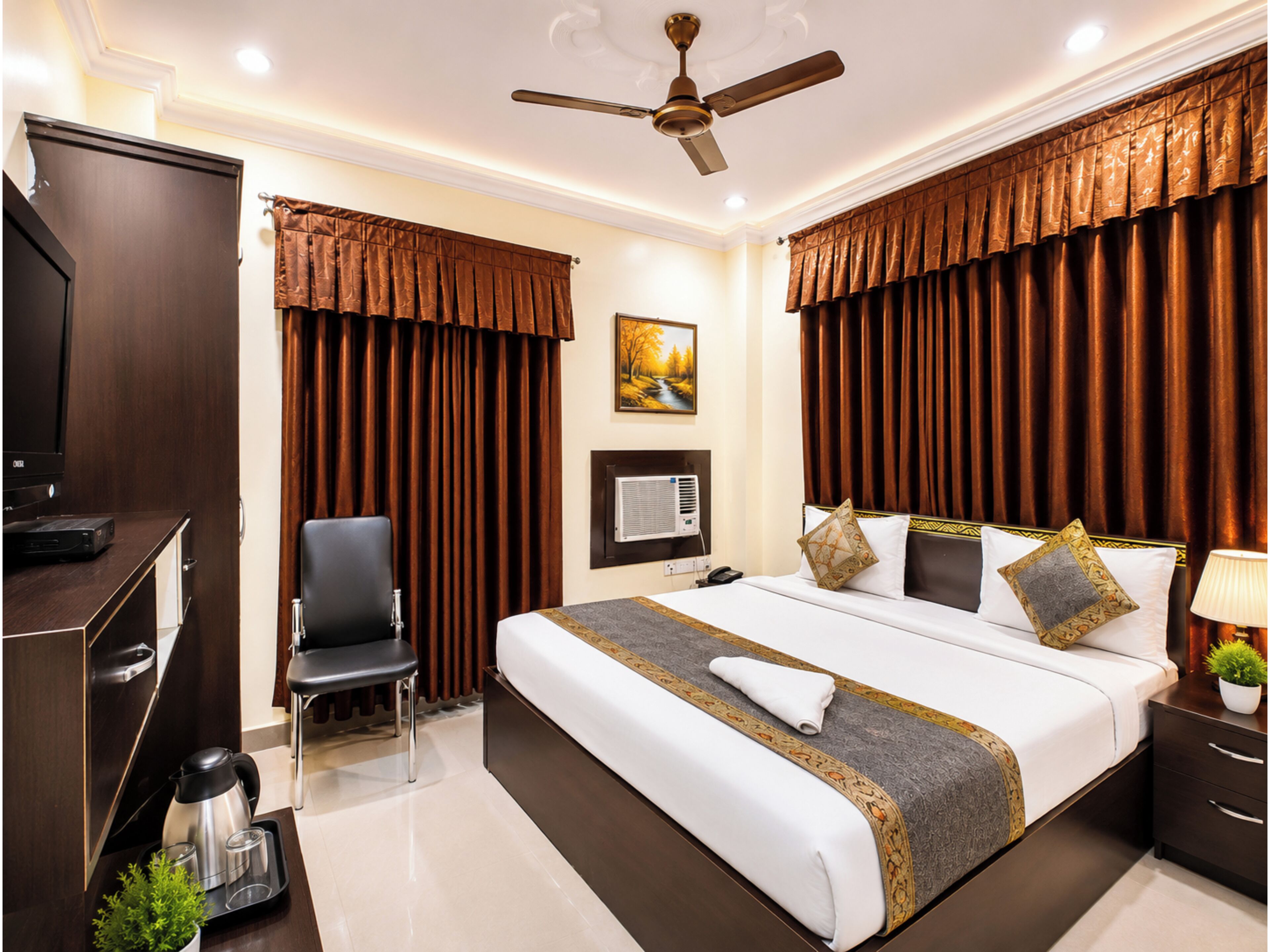 Hypo-allergenic bedding, desk, soundproofing, free WiFi