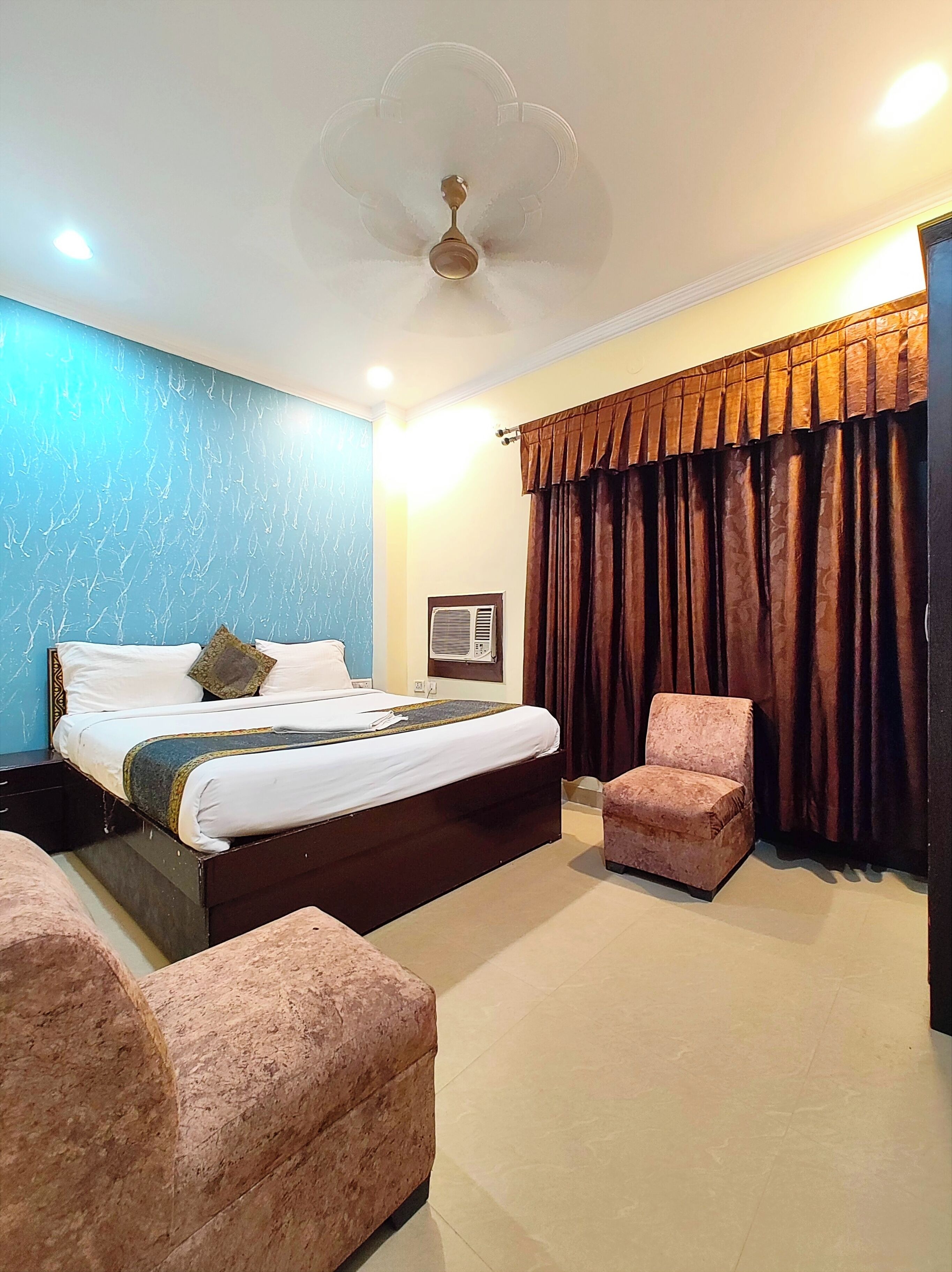 Deluxe Double Room, Multiple Beds, Air conditioning | Hypo-allergenic bedding, desk, soundproofing, free WiFi