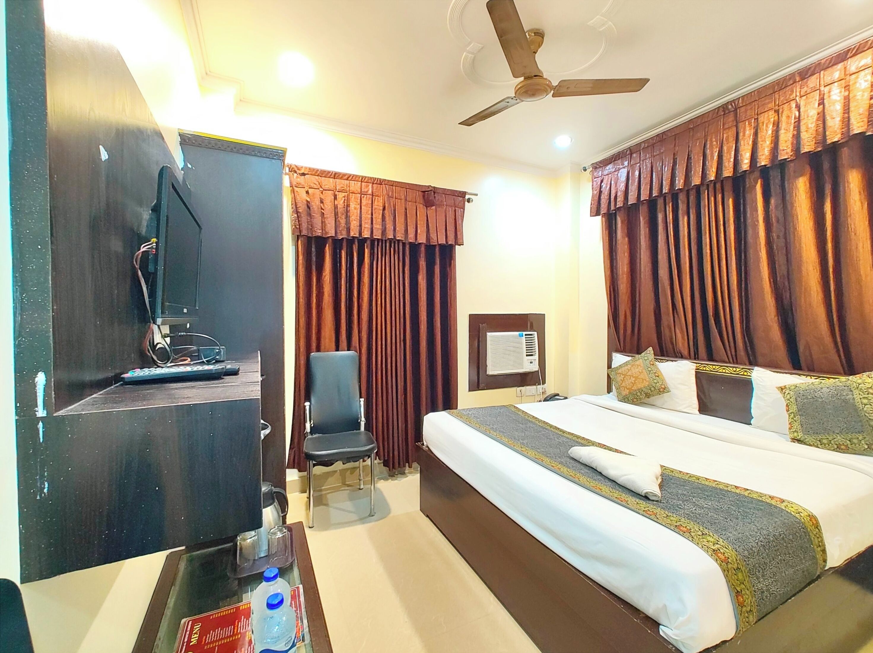 Deluxe Double Room, Multiple Beds, Air conditioning | Hypo-allergenic bedding, desk, soundproofing, free WiFi