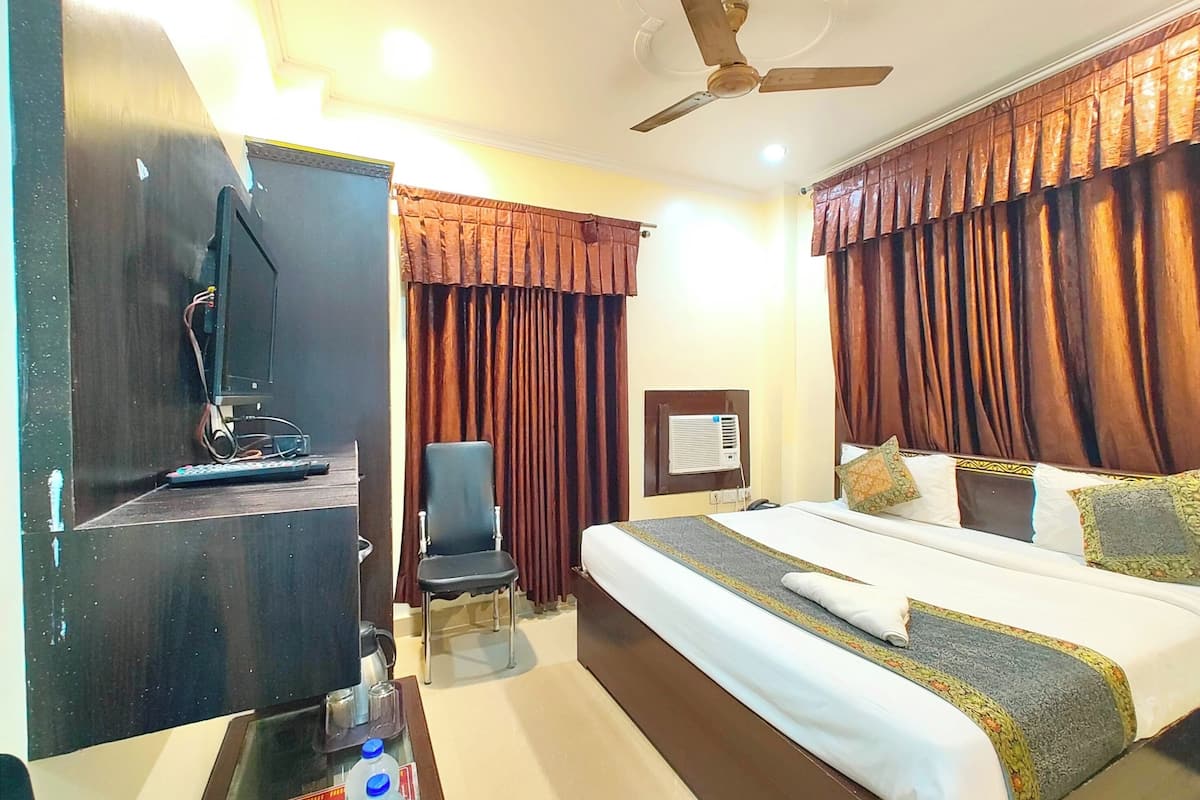 Deluxe Double Room, Multiple Beds, Air conditioning | Hypo-allergenic bedding, desk, soundproofing, free WiFi