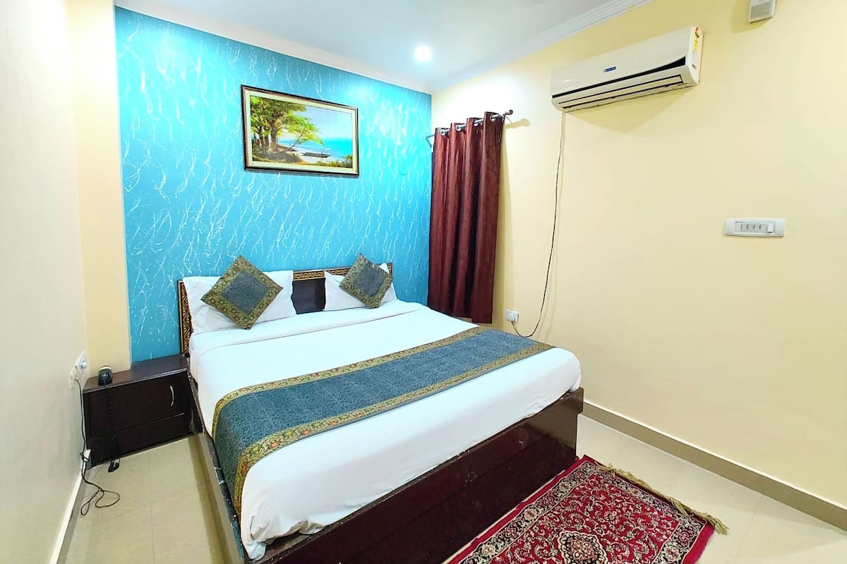 Deluxe Double Room, Air conditioning | Hypo-allergenic bedding, desk, soundproofing, free WiFi