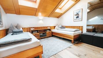 Een bureau, een strijkplank/strijkijzer, reisbedje, wifi