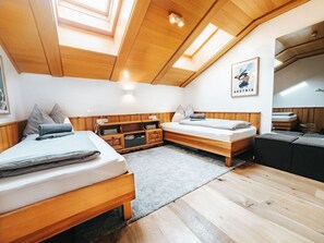 مكتب ومكواة/لوح كي وسرير سفر وواي فاي