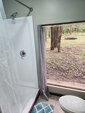 Regadera, toallas, jabón, papel de baño 