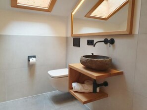 Serviettes fournies, savon, papier toilette