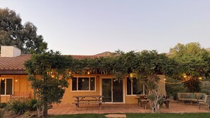 A house with a patio, a wooden bench, and a stone pathway leading to the entrance. - 3-bedroom house with Pool, Sauna in Ojai (Ojai)