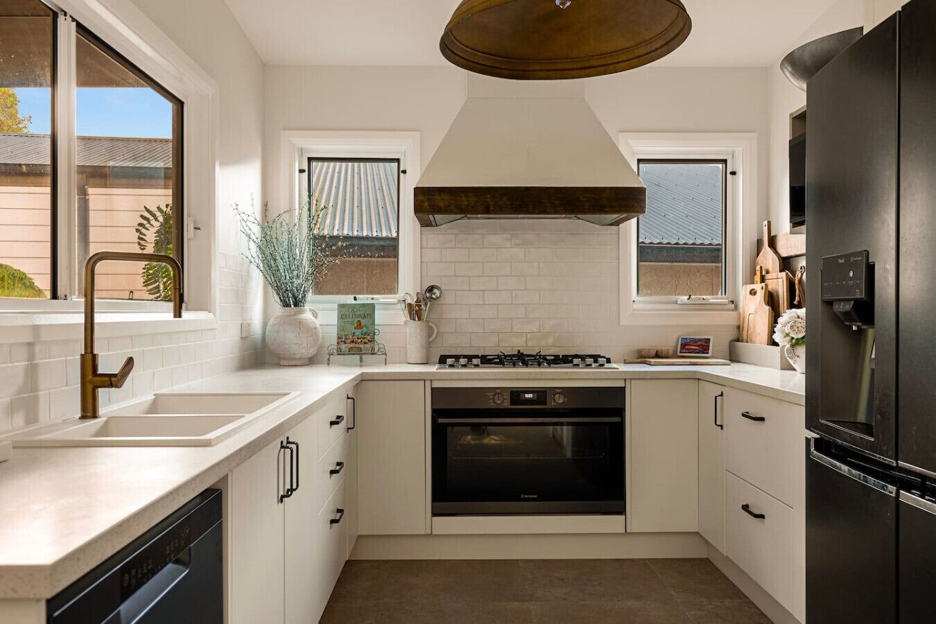 Een koelkast, een magnetron, een oven, een kookplaat