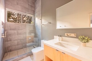 Haartrockner, Handtücher, Seife, Toilettenpapier