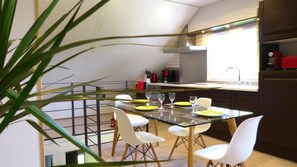 Comfort Cottage, Patio, Garden View | Private kitchen