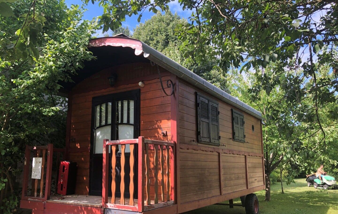 Casa de campo clásica, balcón, vista al jardín | Terraza o patio
