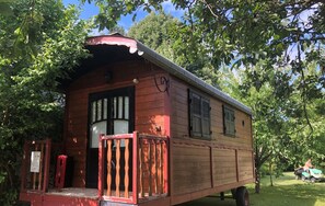 Klassieke cottage, balkon, uitzicht op tuin | Terras