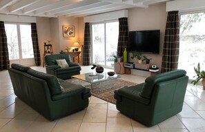 Deluxe Villa, Patio, Garden View | Living area