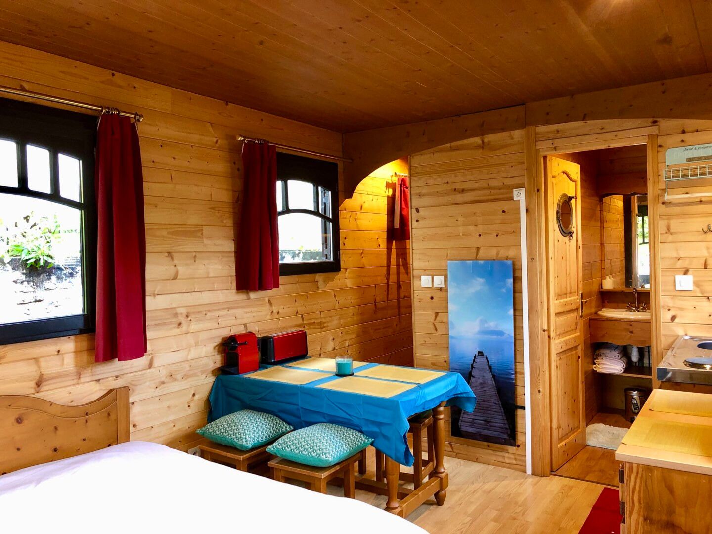 Classic Cottage, Balcony, Garden View | Dining room