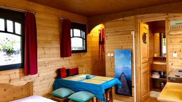 Klassieke cottage, balkon, uitzicht op tuin | Dineerruimte