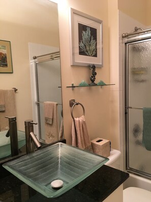 Handtücher, Seife, Toilettenpapier