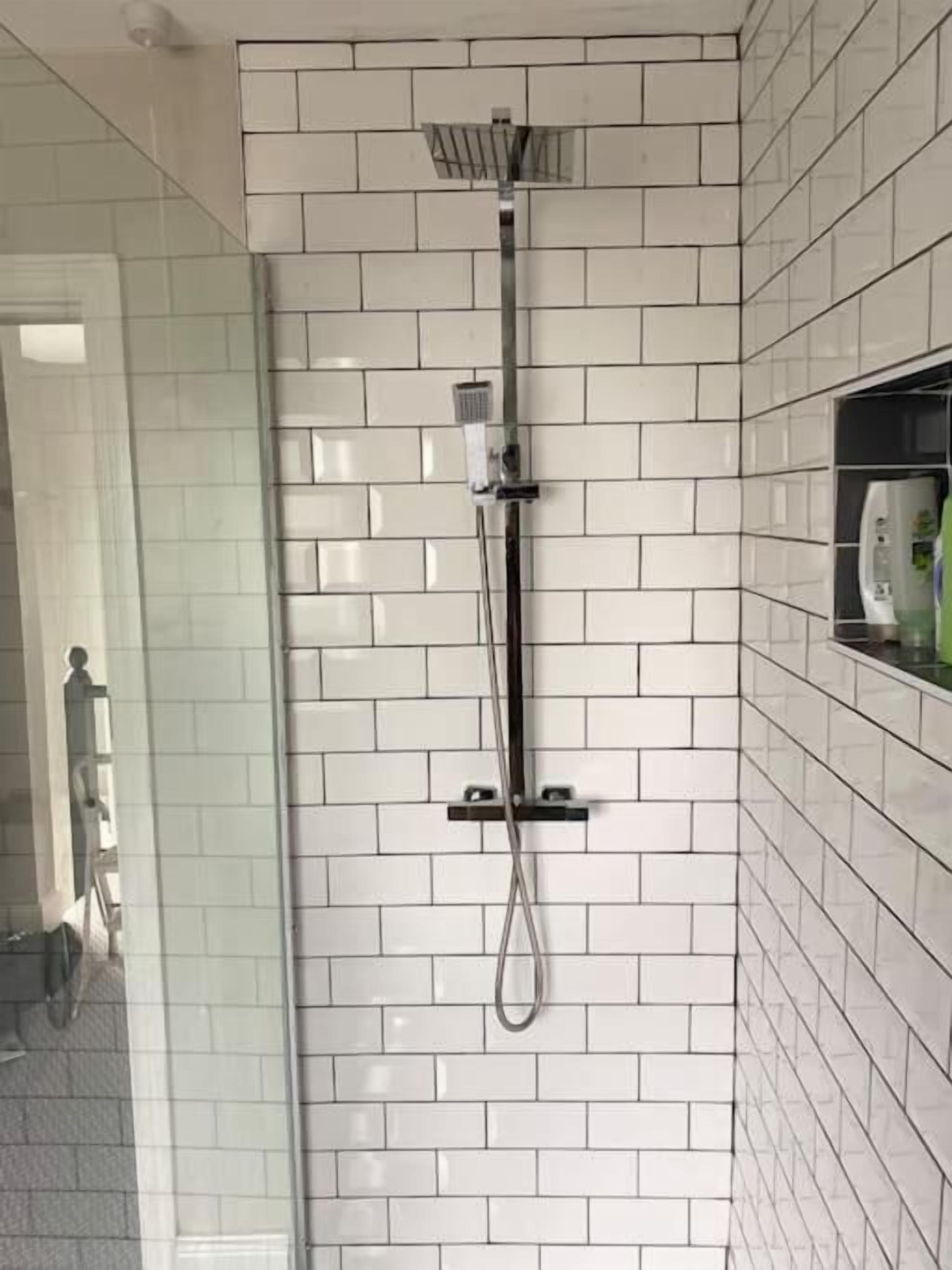 Dusj, hårføner og håndklær