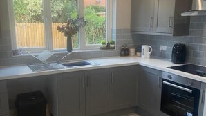 Coffee/tea maker, fridge, microwave, cookware/dishes/utensils - Fully refurbished house Belfast (Belfast)