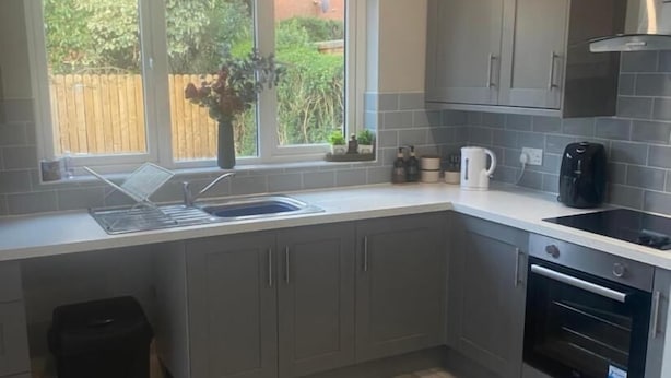 Coffee/tea maker, fridge, microwave, cookware/dishes/utensils - Fully refurbished house Belfast (Belfast)
