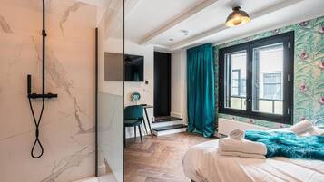 In-room safe, desk, laptop workspace, free WiFi