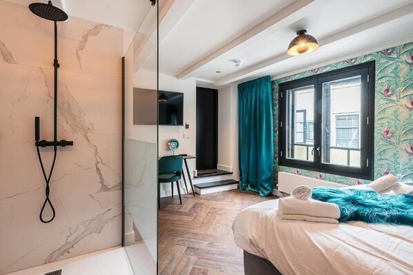 In-room safe, desk, laptop workspace, free WiFi