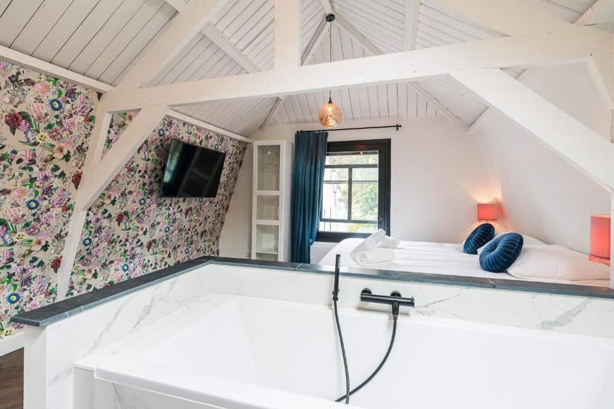 In-room safe, desk, laptop workspace, free WiFi