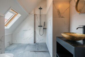 Separate bathtub and shower, hair dryer, bathrobes, slippers - De Bij Middelburg (Middelburg)