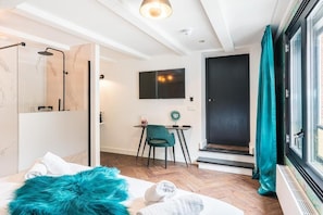 In-room safe, desk, laptop workspace, free WiFi