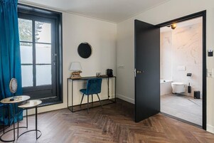 Caja de seguridad en la habitación y escritorio 