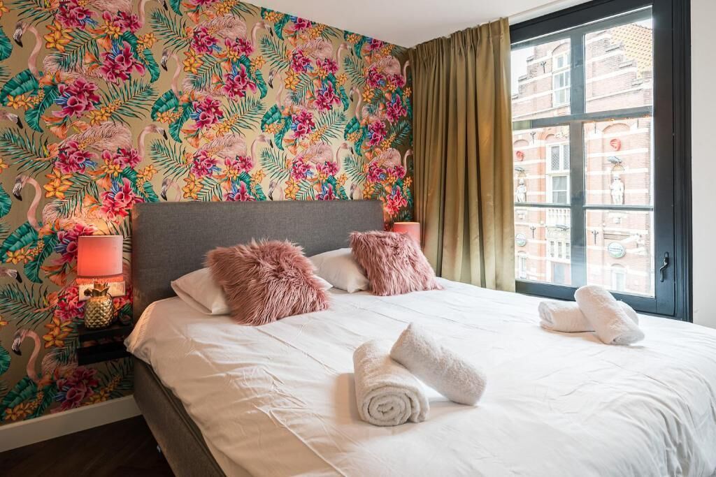 Junior-studiosuite - byudsigt | Pengeskab på værelset, skrivebord, arbejdsområde til bærbare computere