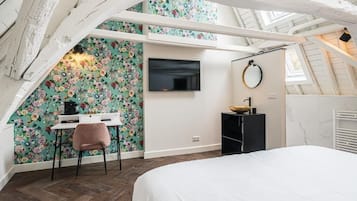Standaard tweepersoonskamer, uitzicht op tuin | Een kluis op de kamer, een bureau, een laptopwerkplek, gratis wifi