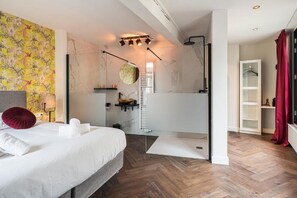 Junior studio suite, uitzicht op de stad | Een kluis op de kamer, een bureau, een laptopwerkplek, gratis wifi