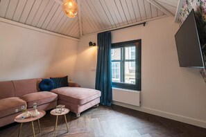 Family Suite | Living area | Flat-screen TV - De Bij Middelburg (Middelburg)