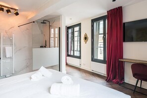 Junior studio suite, uitzicht op de stad | Een kluis op de kamer, een bureau, een laptopwerkplek, gratis wifi