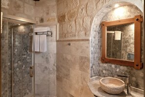 Deluxe Room | Bathroom | Hair dryer, towels, soap, shampoo - Asra Cave Hotel (Nevşehir)