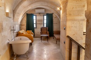 غرفة مزدوجة - سرير ملكي - بشرفة - منظر للمدينة | منطقة المعيشة