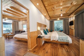 Desk, laptop workspace, free WiFi - The Aesthetic Nest Boutique Stay & Cafe (Manali)