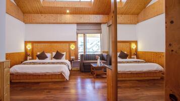 Una habitación con dos camas, un sofá y una mesita.