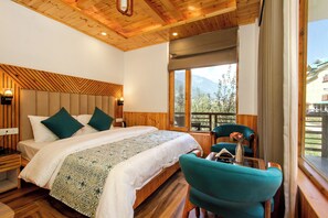 Desk, laptop workspace, free WiFi - The Aesthetic Nest Boutique Stay & Cafe (Manali)