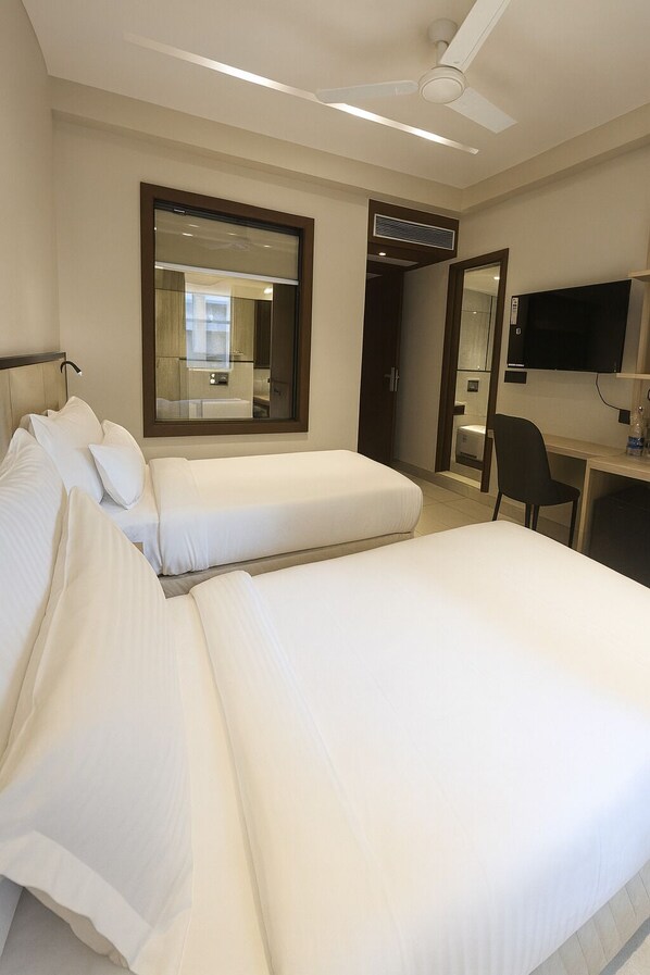 Standard Twin Room | Desk, free WiFi