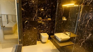 Habitación doble Deluxe | Baño | Regadera, toallas, jabón, shampoo