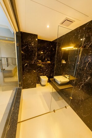 Quarto casal luxo | Banheiro | Chuveiro, toalhas de banho, sabonete, shampoo