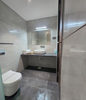 Quarto casal luxo | Banheiro | Chuveiro, toalhas de banho, sabonete, shampoo