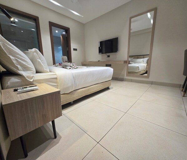 Quarto casal luxo | Escrivaninha, Wi-Fi de cortesia