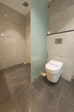 Standard Twin Room | Bathroom | Shower, towels, soap, shampoo