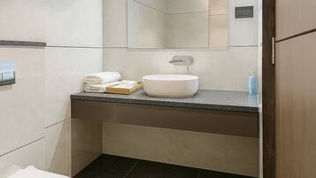 Habitación doble Deluxe | Baño | Regadera, toallas, jabón, shampoo