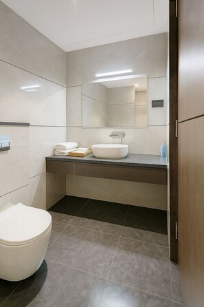 Deluxe-Doppelzimmer | Badezimmer | Dusche, Handtücher, Seife, Shampoo