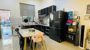 Oven, toaster, cookware/dishes/utensils