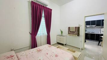 4 habitaciones, tabla de planchar con plancha y acceso a internet
