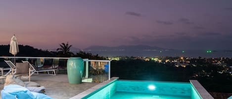 Kolam renang terbuka, payung kolam, kerusi lepak pantai