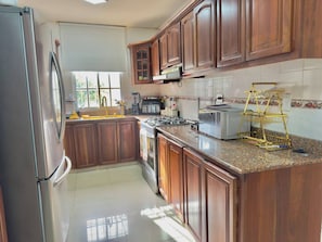 Frigorifero, microonde, forno, piano cottura